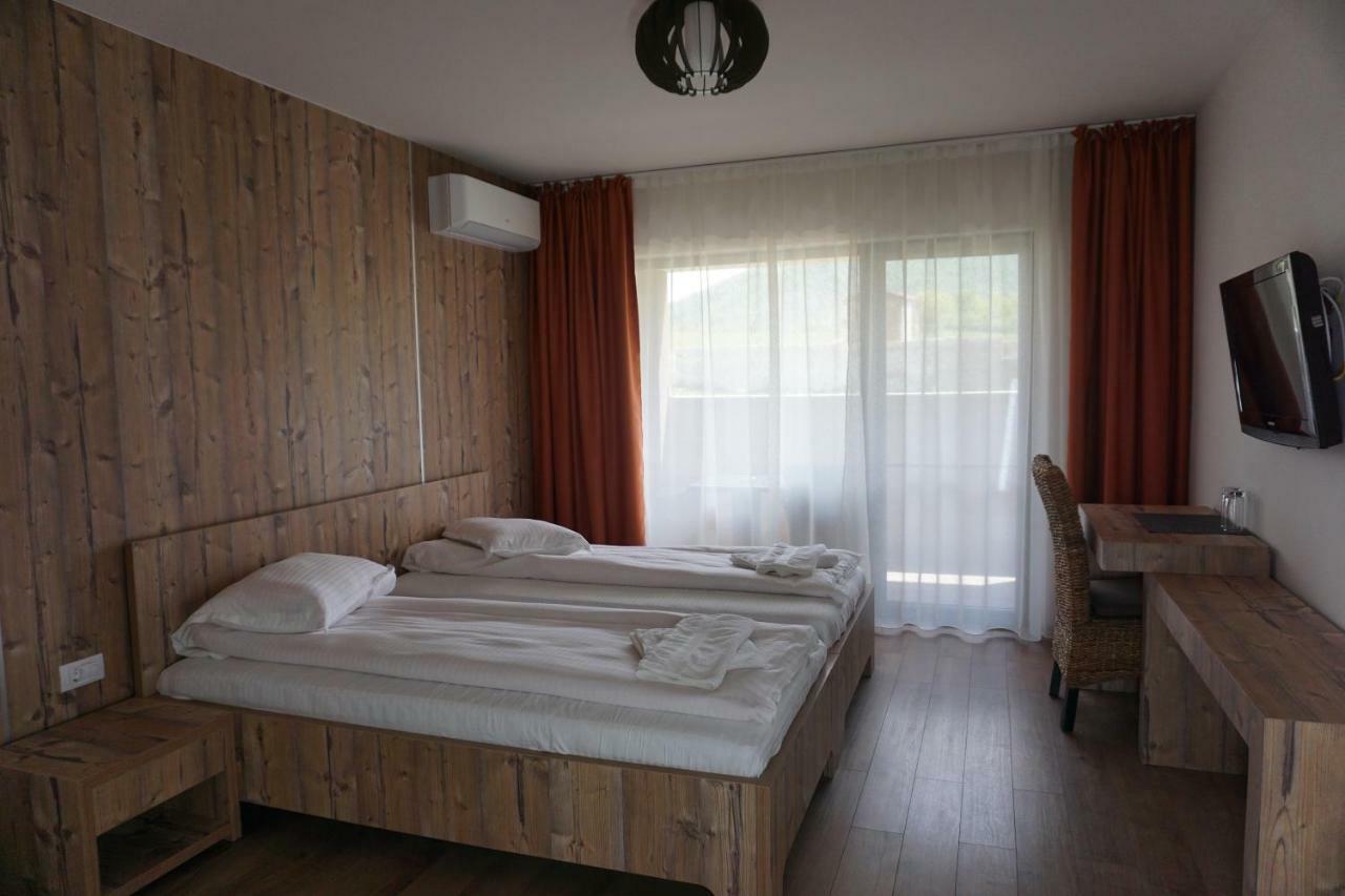 Pensiunea Patru Anotimpuri Sasca Romana Buitenkant foto